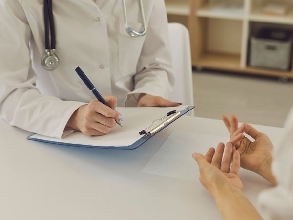 Ärztin und Patientin im Gespräch