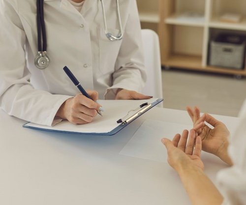 Ärztin und Patientin im Gespräch