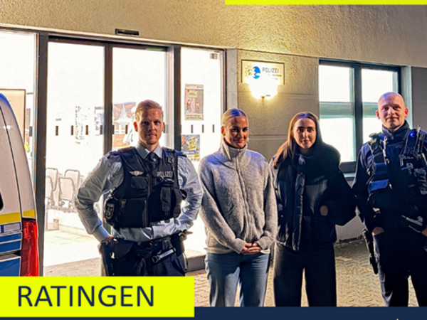 Zwei Polizisten und zwei Frauen vor einer Polizeiwache 