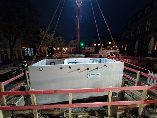 Brunnenkammer hängt an einem Kran