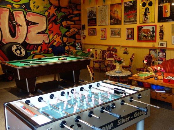 Innenansicht eines Jugendraums mit unter anderem einem Billard- und Kickertisch 