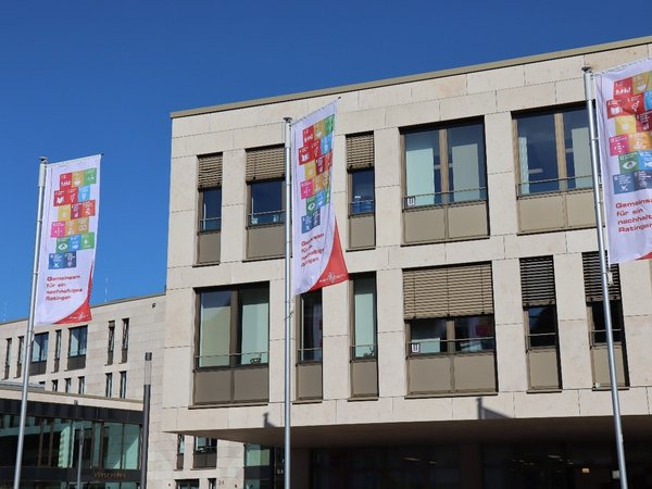 Fahnen wehen vor dem Ratinger Rathaus