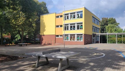 Gelbes Schulgebäude