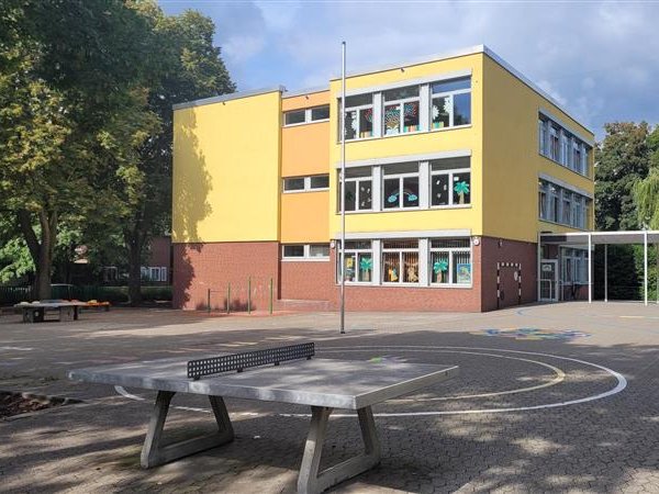 Gelbes Schulgebäude