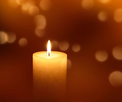 Eine brennende Kerze 