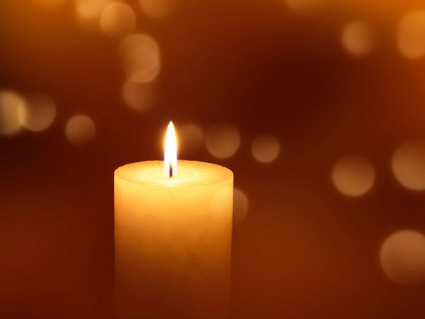Eine brennende Kerze 