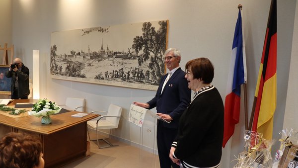 Ansprache des Bürgermeisters Klaus Pesch mit der Vorsitzenden des Komitees für kulturellen Austausch, Marie-Christine Depelsenaire