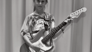 Kind mit E-Gitarre