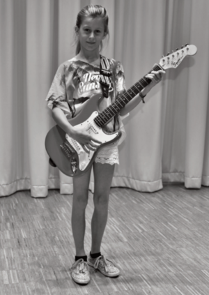 Kind mit E-Gitarre