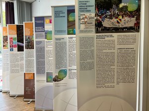 Auswahl von Roll-Ups im Medienzentrum, Ausstellung "Unser Griff nach den Rohstoffen dieser Welt"