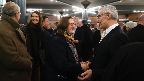 Bürgermeister Klaus Pesch und die Bundestagsabgeordnete Kerstin Griese , links André und Maike Tünkers