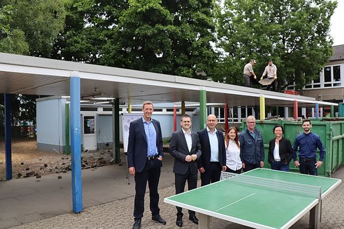 Gruppenbild vor einem Schulhofgang  