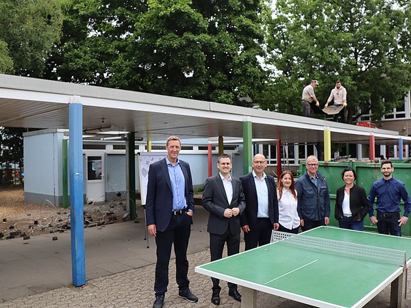 Gruppenbild vor einem Schulhofgang  