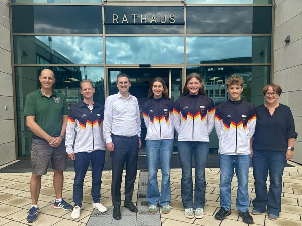 Gruppe von überwiegend jungen Menschen vor dem Rathaus-Haupteingang