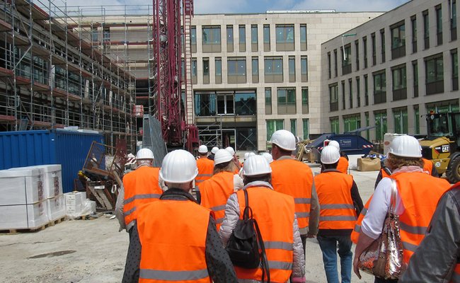 Teilnehmer*innen bei einer Baustellenführung vor dem Rathaus Ratingen