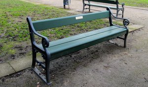 Das Foto zeigt eine Sitzbank auf dem Ehrenfriedhof. 