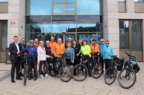 Radfahrerinnen und -fahrer vor dem Rathaus