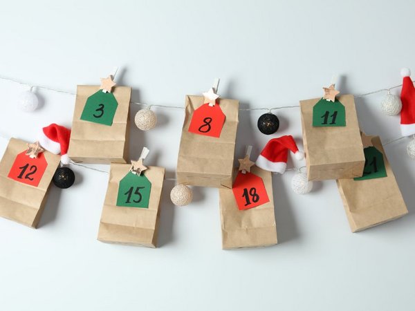 Weihnachtspäckchen mit Nummern an einer Schnur
