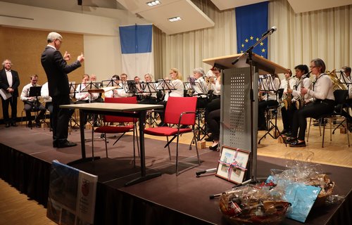 Mann dirigiert ein Orchester