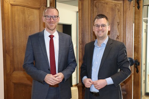 Zwei Männer stehen nebeneinander