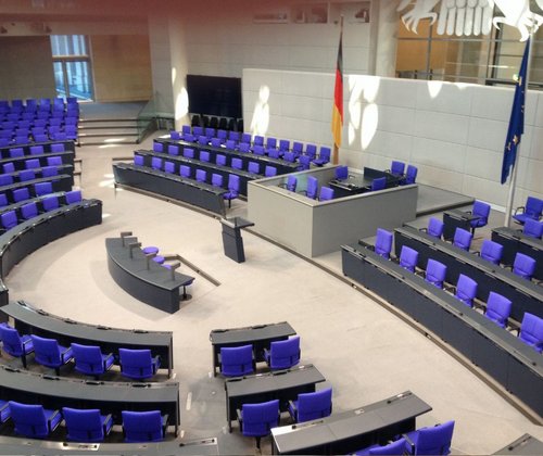 Leerer Plenarsaal