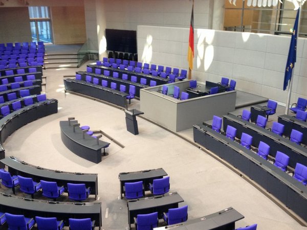 Leerer Plenarsaal