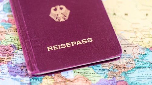 Reisepass liegt auf einer Landkarte