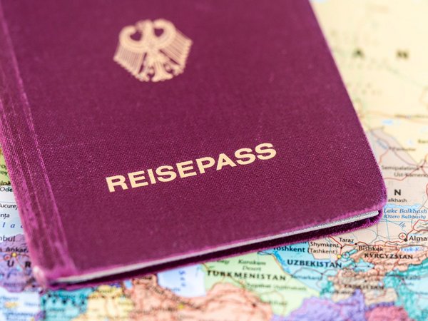 Reisepass liegt auf einer Landkarte