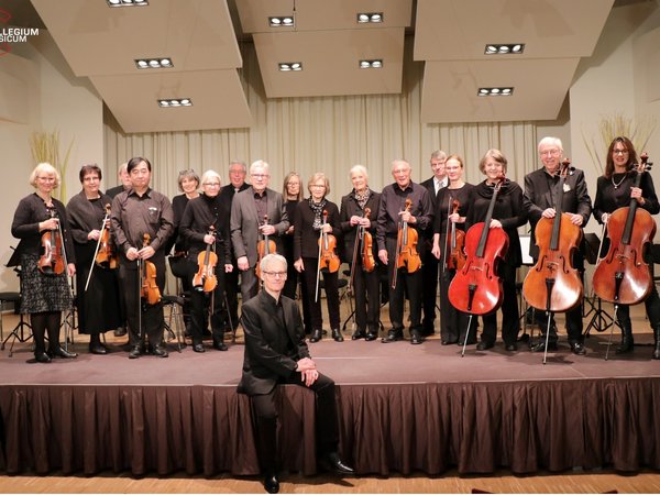 Ensemble auf einer Bühne