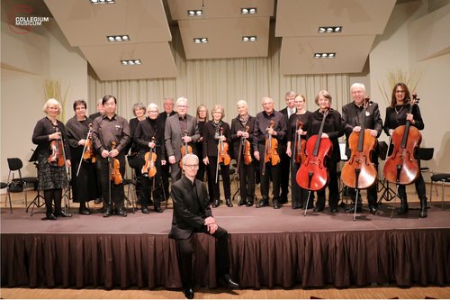 Ensemble auf einer Bühne