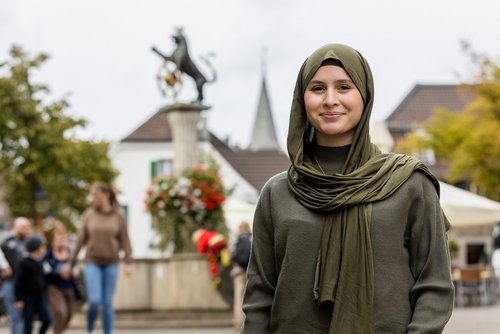 Junge Frau mit Kopftuch  