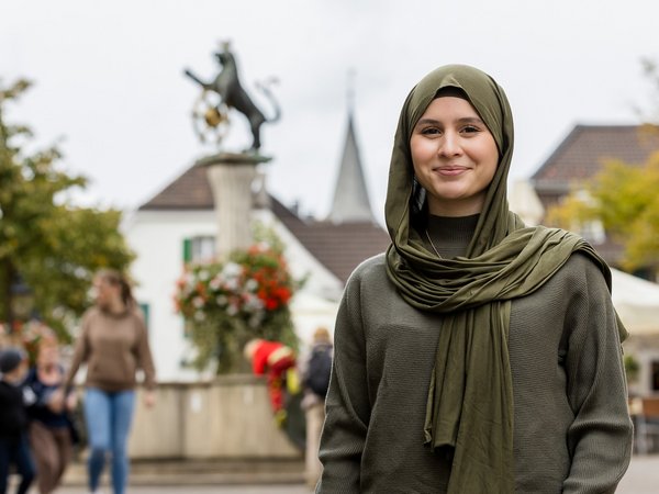 Junge Frau mit Kopftuch  