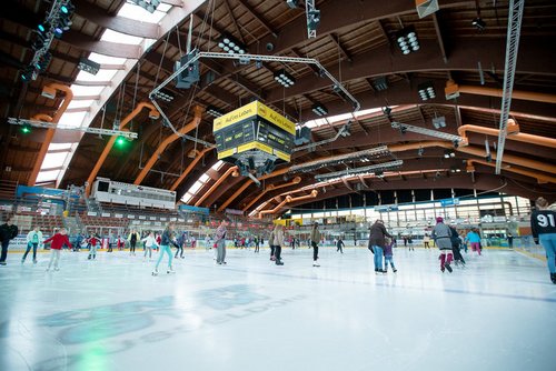Eisläufer in der Eissporthalle