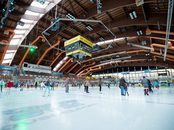 Eisläufer in der Eissporthalle