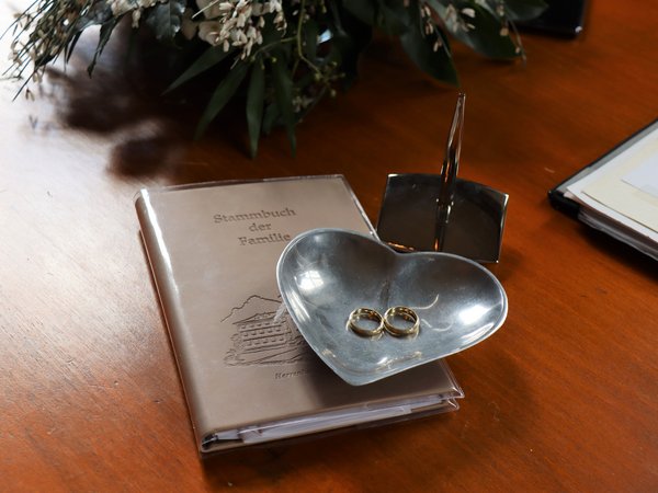 Familienstammbuch, Ringe und Blumen auf einem Tisch