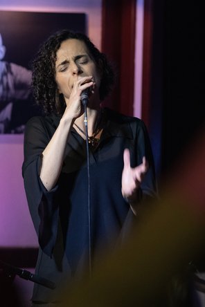 Sängerin mit Mikrofon