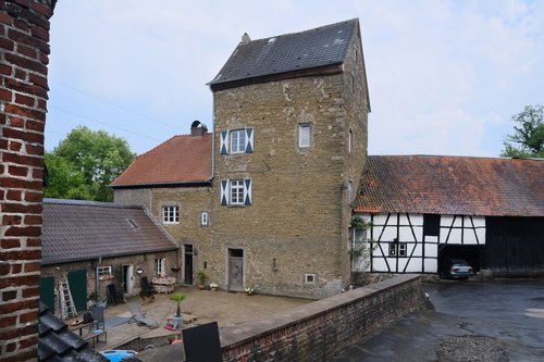 Außenansicht einer Burg mit Hofanlage