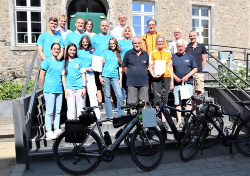 Gruppenbild, davor Fahrräder