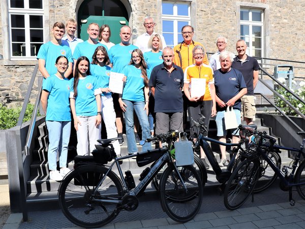 Gruppenbild, davor Fahrräder