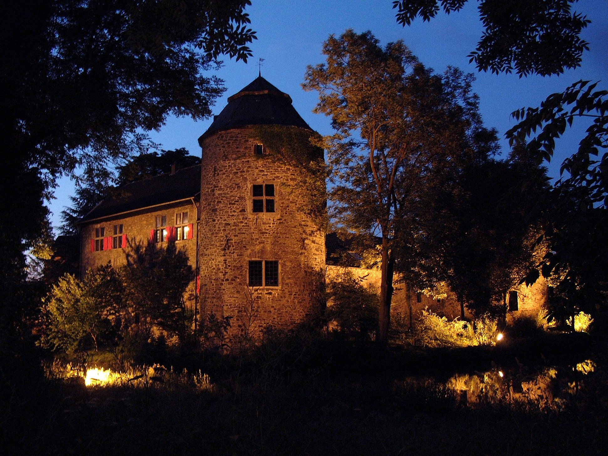 Haus zum Haus bei Nacht, von außen angeleuchtet