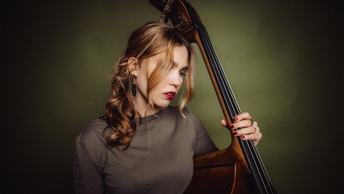 Junge Frau mit Cello 
