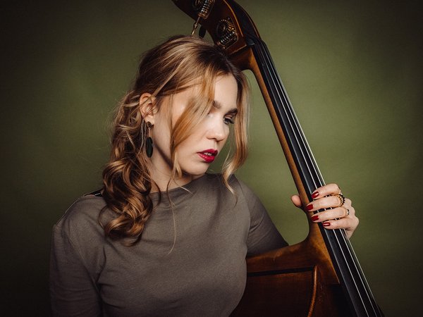 Junge Frau mit Cello 