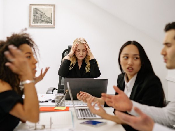 Vier Menschen diskutieren an einem Tisch
