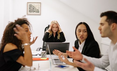 Vier Menschen diskutieren an einem Tisch