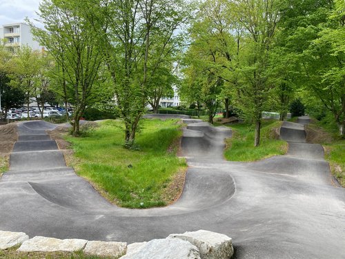 Ansicht des Parcours und der Anlage inmitten von Grün 