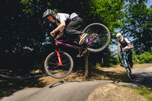 Zwei Biker beim Sprung