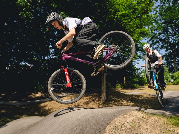 Zwei Biker beim Sprung