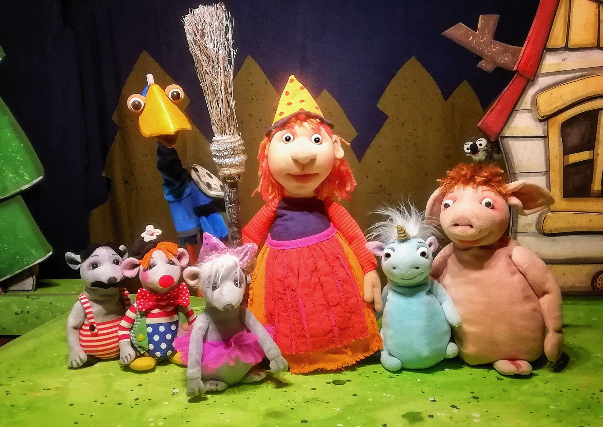 Mehrere bunte Spielzeugfiguren auf einer Wiese