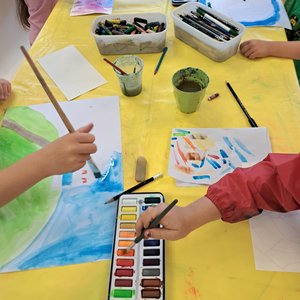 Kinder malen bunte Bilder mit Aquarellfarbe