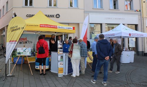 Mehrere Personen an zwei Informationsständen